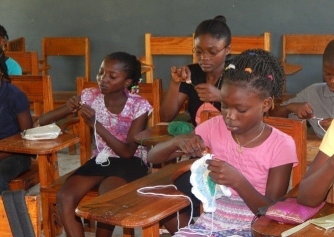 Les jeunes apprennent à crocheter