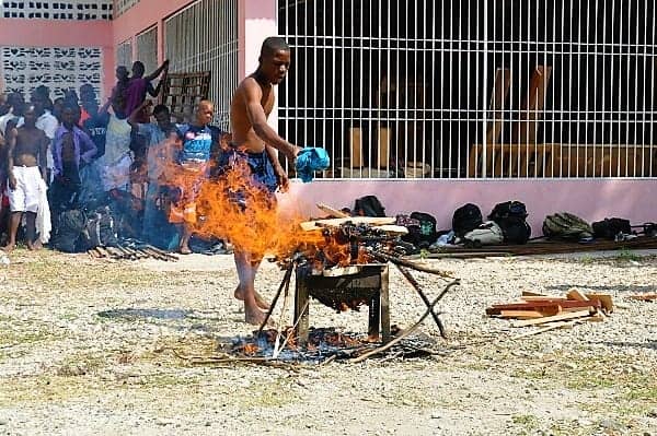 Un jeune brûle sa chemise avant d'être accueilli dans la communauté Lakay