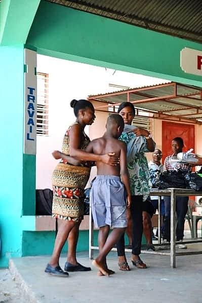 Un jeune est vêtu et accueilli à Lakay à Port-au-Prince